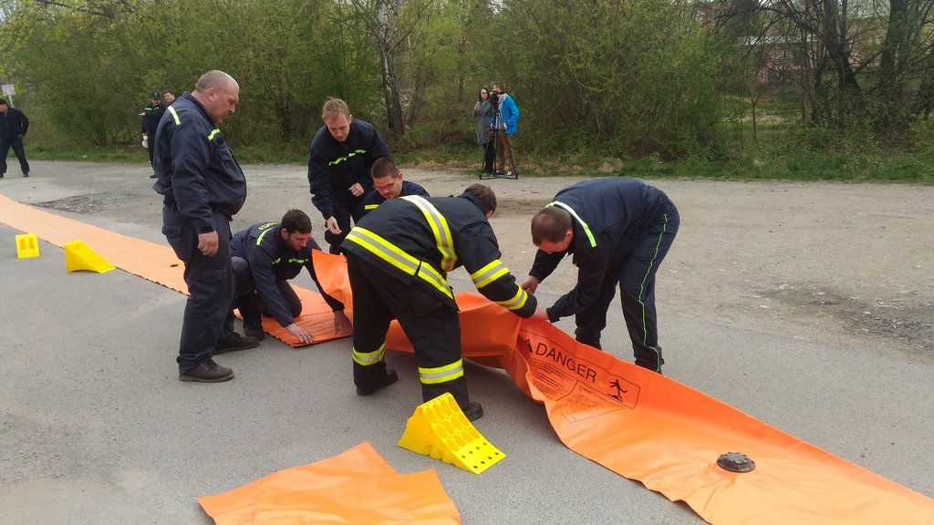 Nový mobilní protipovodňový systém pro Plzeň je připraven. Fotky