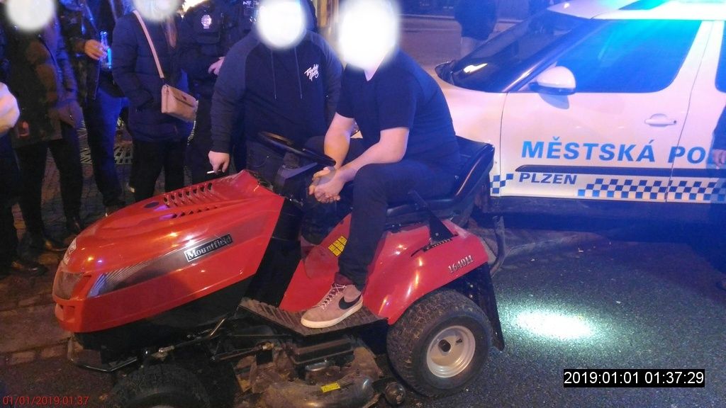 obrázek: Nový rok slavil jízdou centrem Plzně na traktůrku