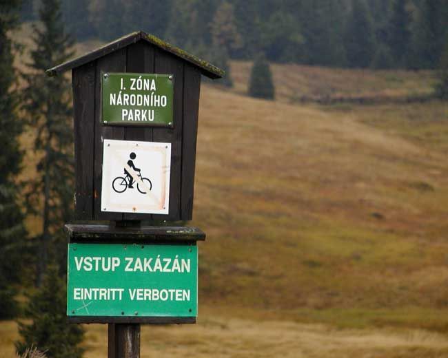 obrázek: Obnova zničených informačních cedulí na Šumavě stojí desítky tisíc