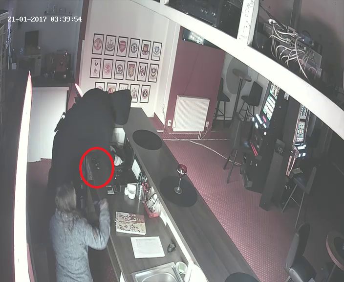 obrázek: Obsluhu plzeňského baru přepadl lupič s pistolí. Nepoznáte ho?