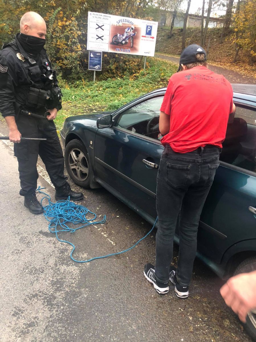 obrázek: Odskočili si na záchod a zamklo se jim auto. Pomohli strážníci