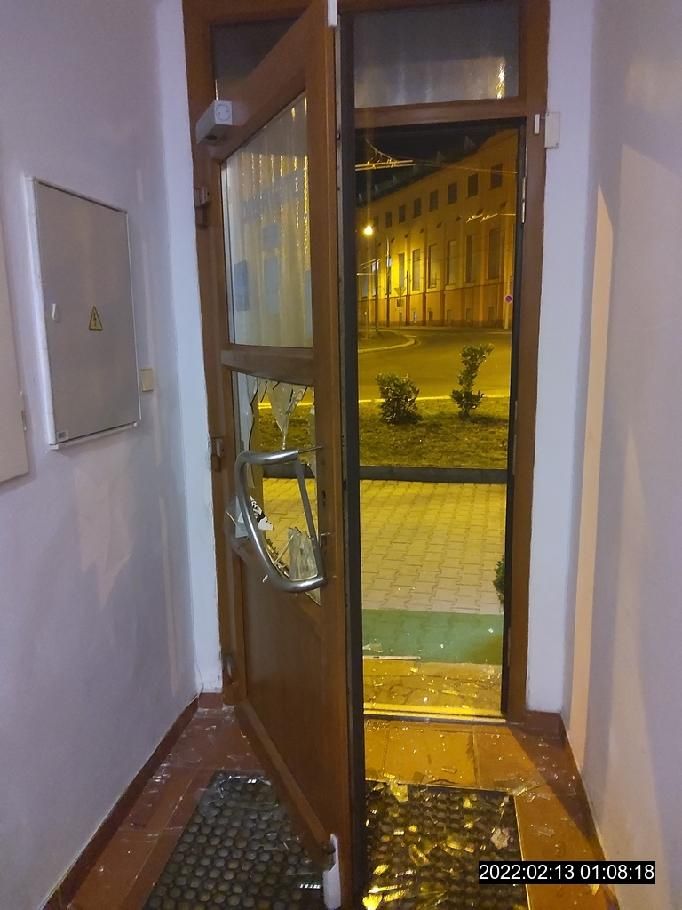 obrázek: Opilec chtěl do hospody, zničil dveře