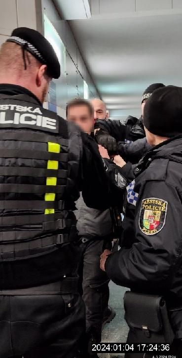 obrázek: Opilec se na nádraží pokusil napadnout strážníka. Skončil v poutech