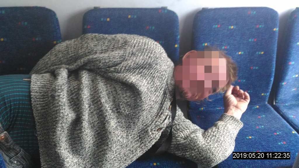 obrázek: Opilec se neostýchal, před strážníky stáhl kalhoty a šel na velkou
