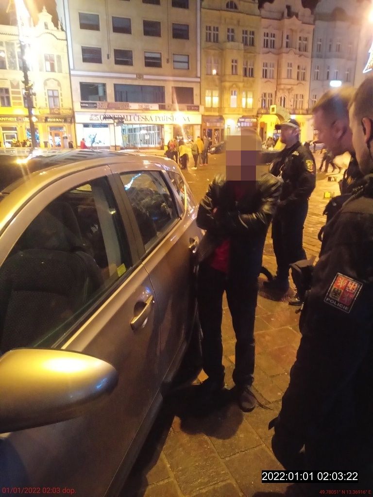 obrázek: Opilec slavil v Plzni nový rok projížděním autem středem náměstí