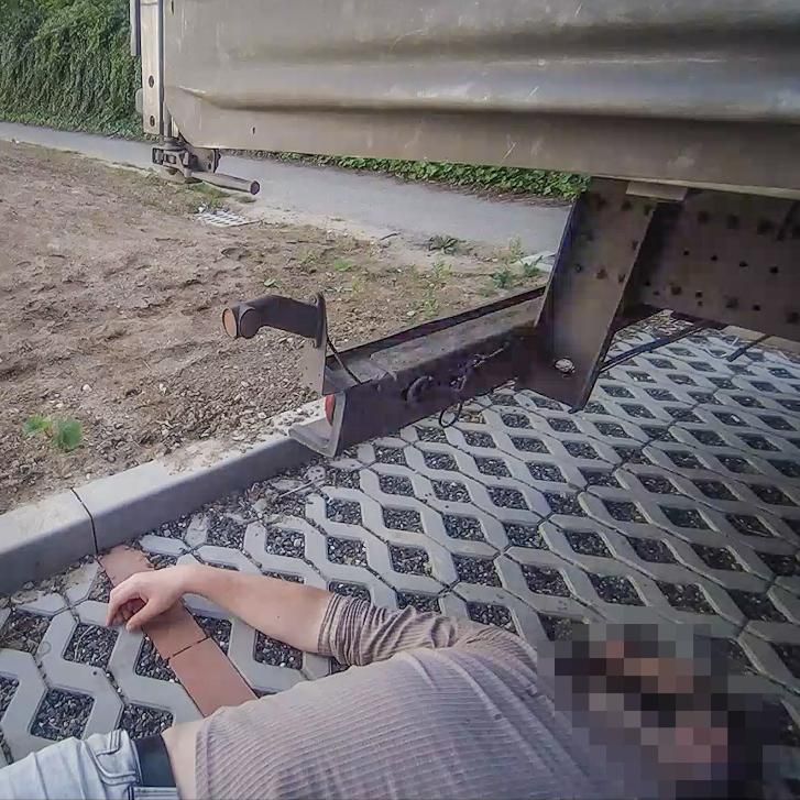 obrázek: Opilec usnul u nákladních ramp na Košutce