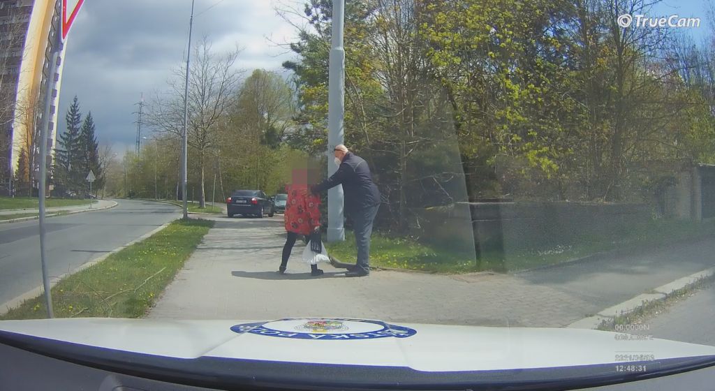 obrázek: Opilou osmdesátnici uložili plzeňští strážníci doma do postele