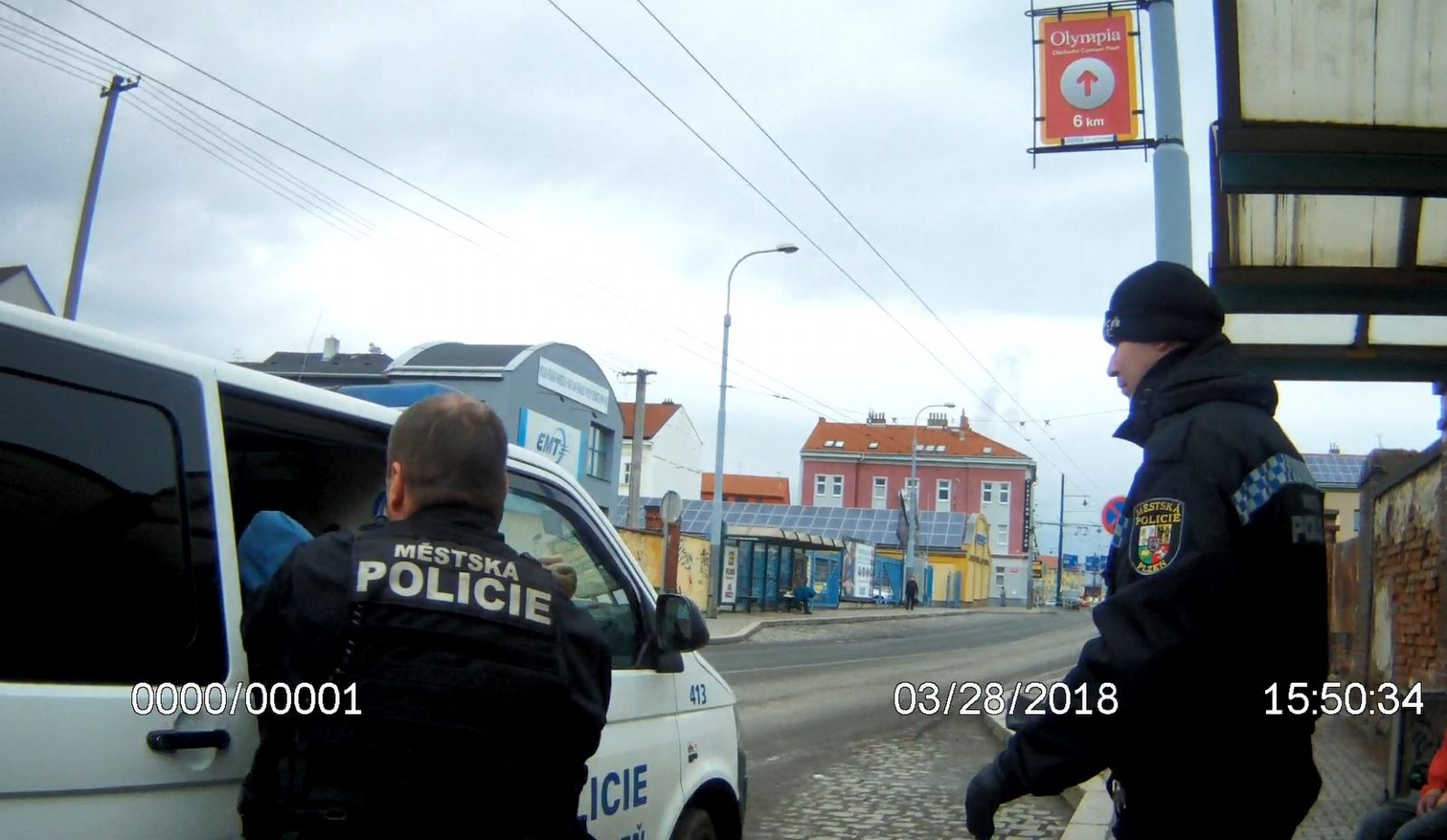 obrázek: Opilý agresivní muž napadal na zastávce MHD strážníky