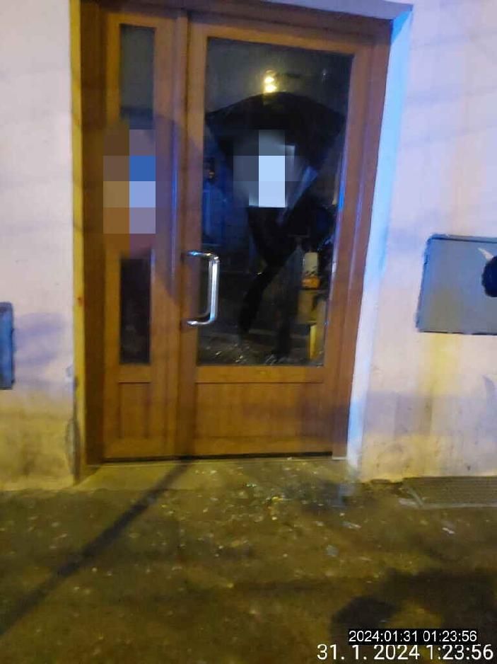 obrázek: Opilý vandal v Tylově ulici rozkopl skleněné dveře obchodu
