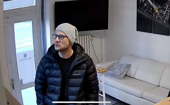 obrázek: Originál telefonu vyměnil na Slovanech za maketu. Nepoznáte ho?