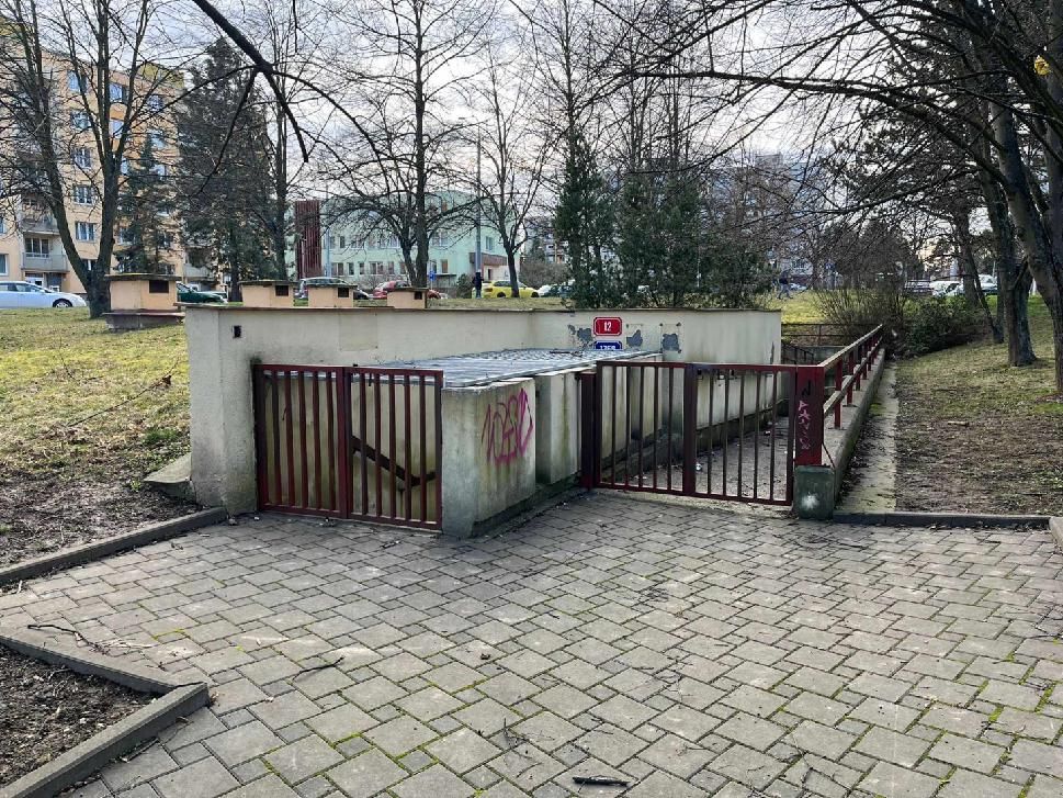 obrázek: Parkování, vnitroblok, kavárna místo WC. Trojka chystá investiční akce