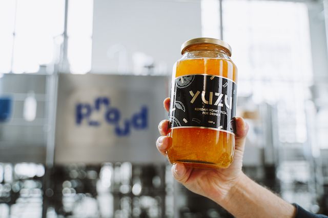 obrázek: Pivovar Proud vítá jaro novinkou – speciálem s chutí a vůní exotiky Yuzu Pale Ale 