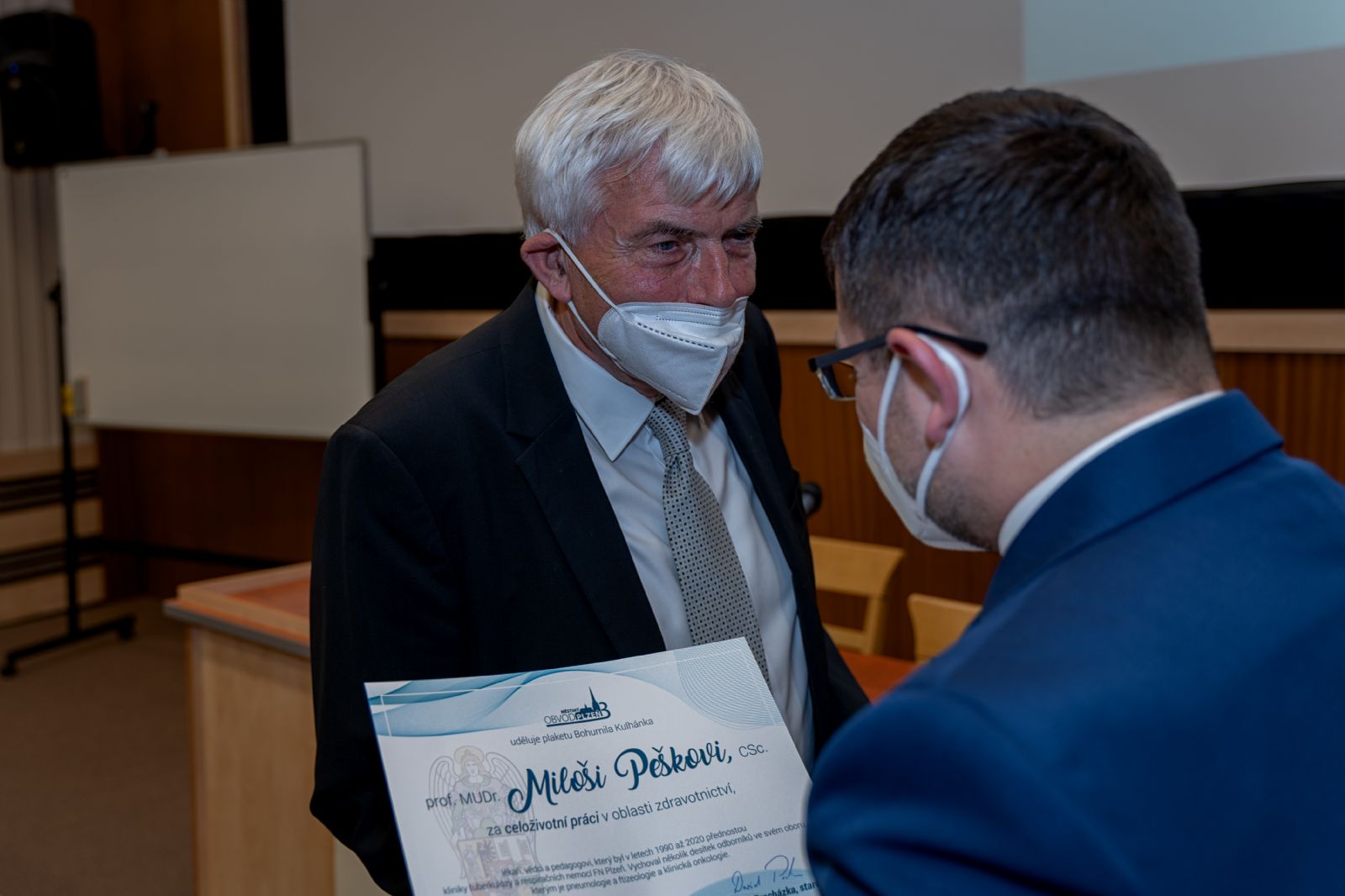 Plaketu Bohumila Kulhánka obdržel lékař Miloš Pešek