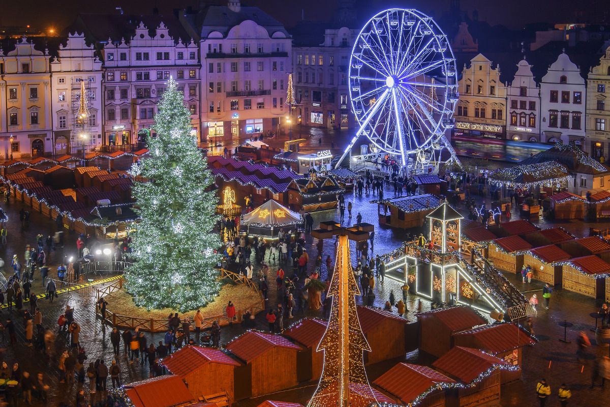 obrázek: Plzeň o adventu: speciální prohlídky, pěší zóna v Riegrově ulici jako gastrozóna