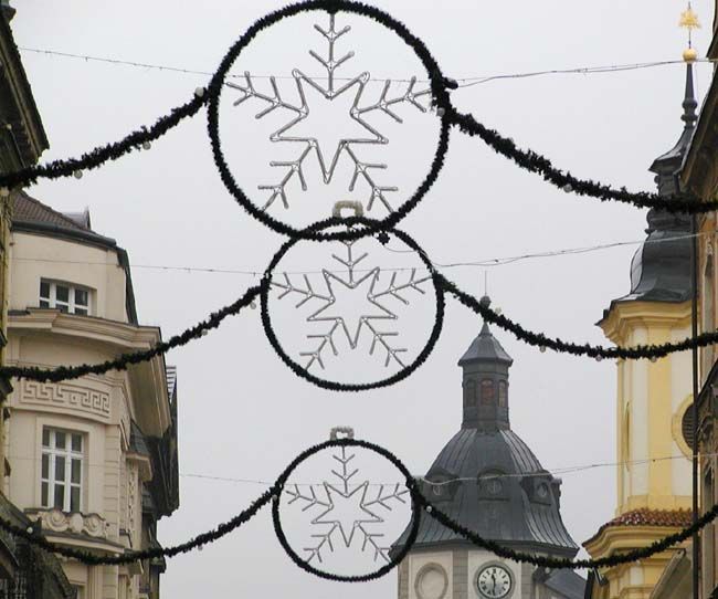 Plzeň začala s instalací vánoční výzdoby, do 28. listopadu bude hotovo