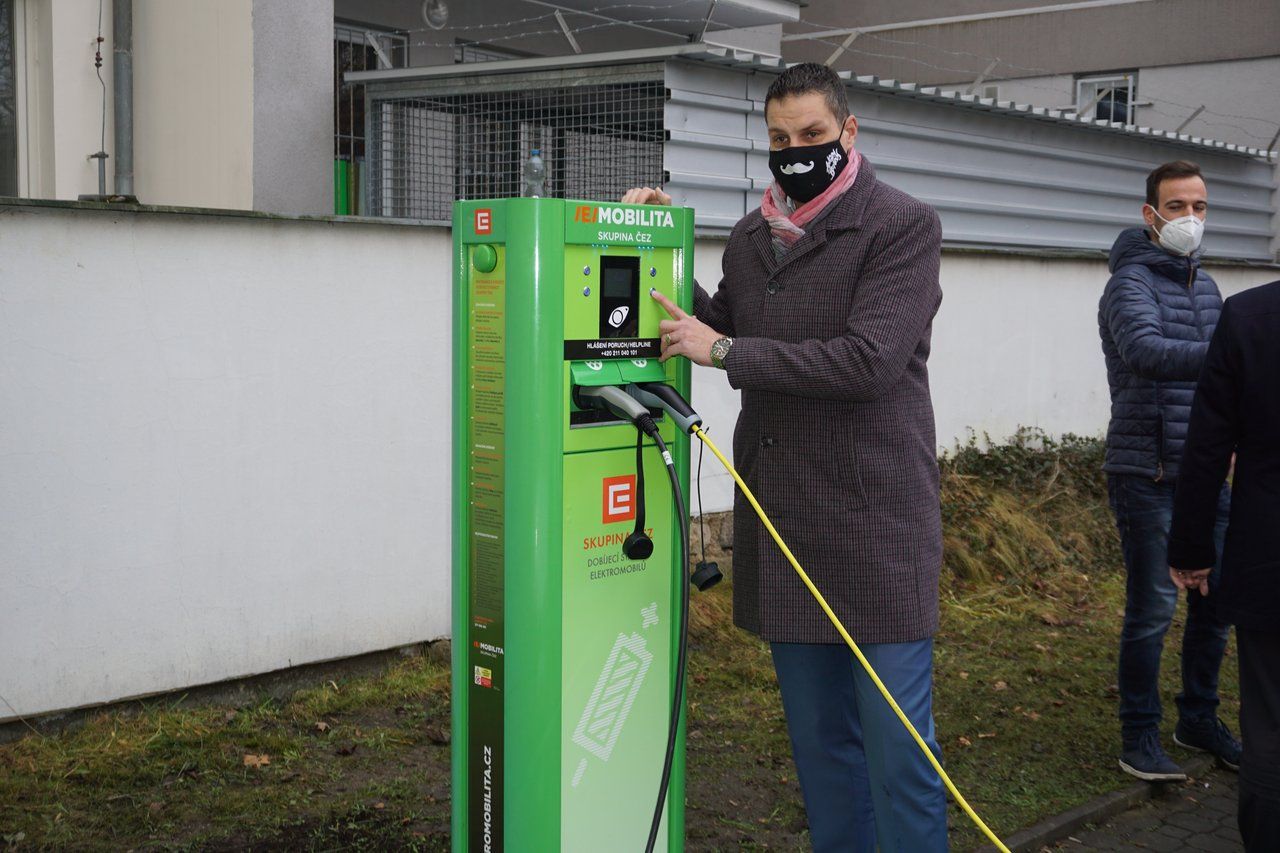 obrázek: Plzeňáci si mohou dobít auto na parkovišti úřadu