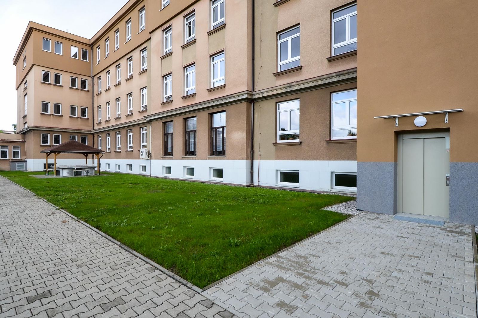 Plzeňská 20. ZŠ získala nástavbu s učebnami a zelenou střechou