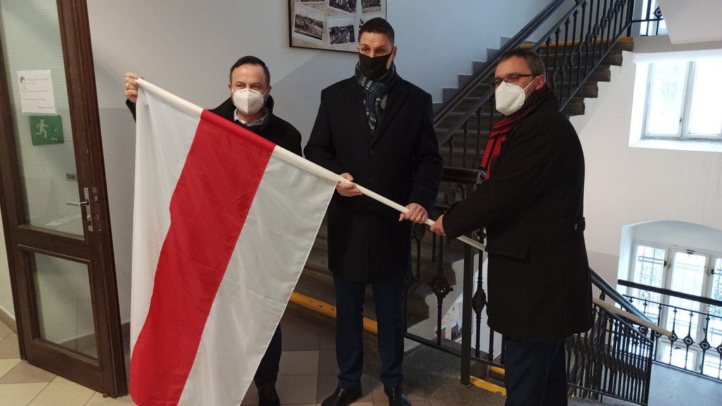 obrázek: Plzeňský centrální obvod vyvěsil na znamení solidarity běloruskou vlajku