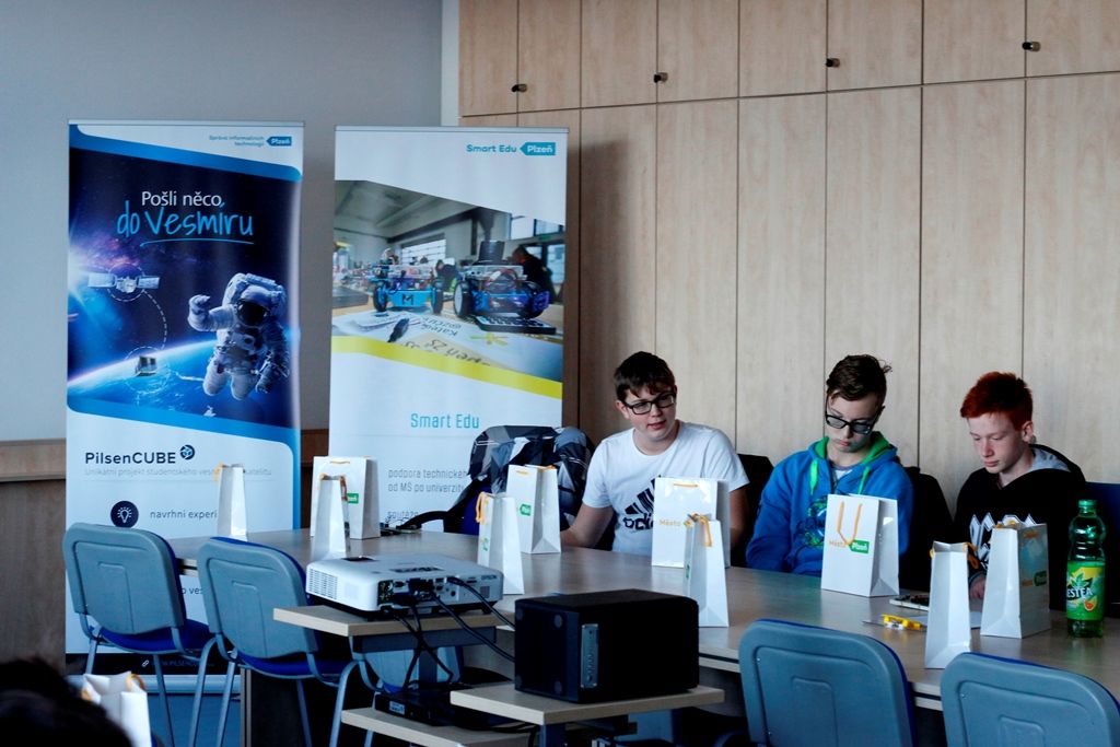 obrázek: Plzeňští studenti navrhují experimenty do vesmírné družice