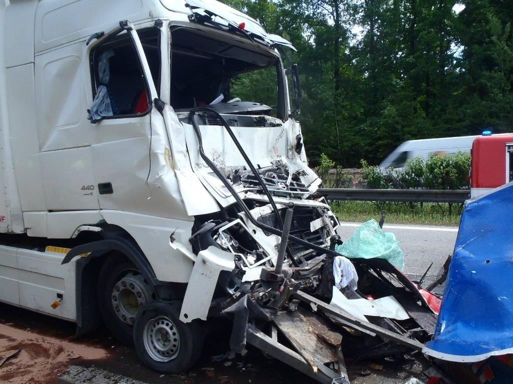 obrázek: Po nehodě na D5 u Svojkovic skončil šofér kamionu i zaměstnanec údržby v nemocnici. Fotogalerie