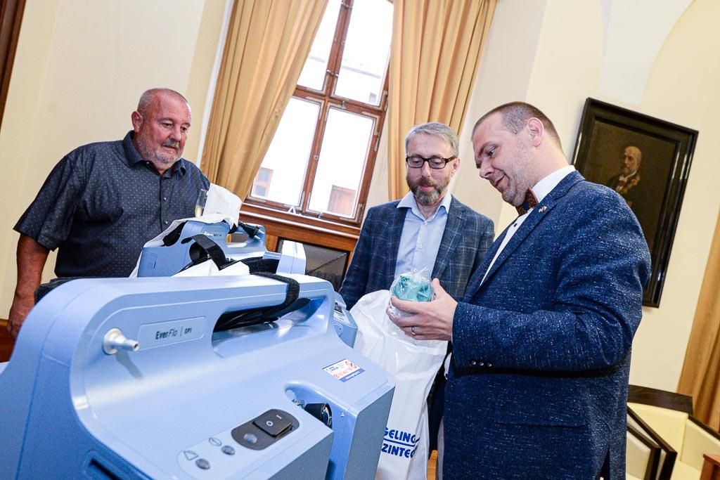 obrázek:  Podané ruce věnovaly Plzni kyslíkové přístroje 