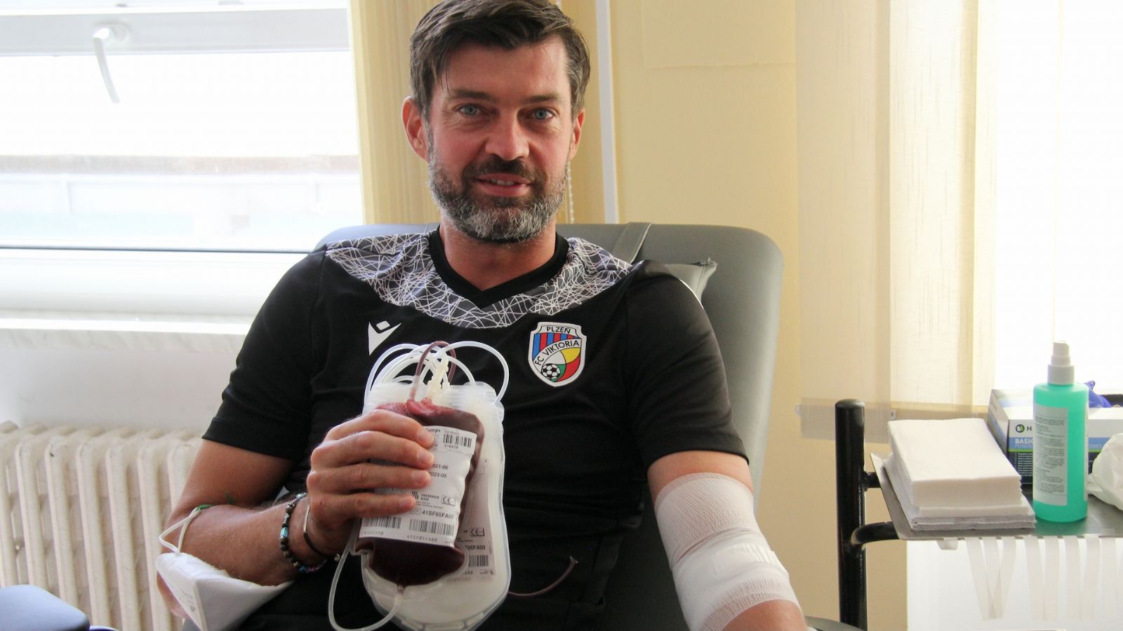 obrázek: Pojďte darovat krev, dostanete lístek a pivo, vyzývá Viktoria 