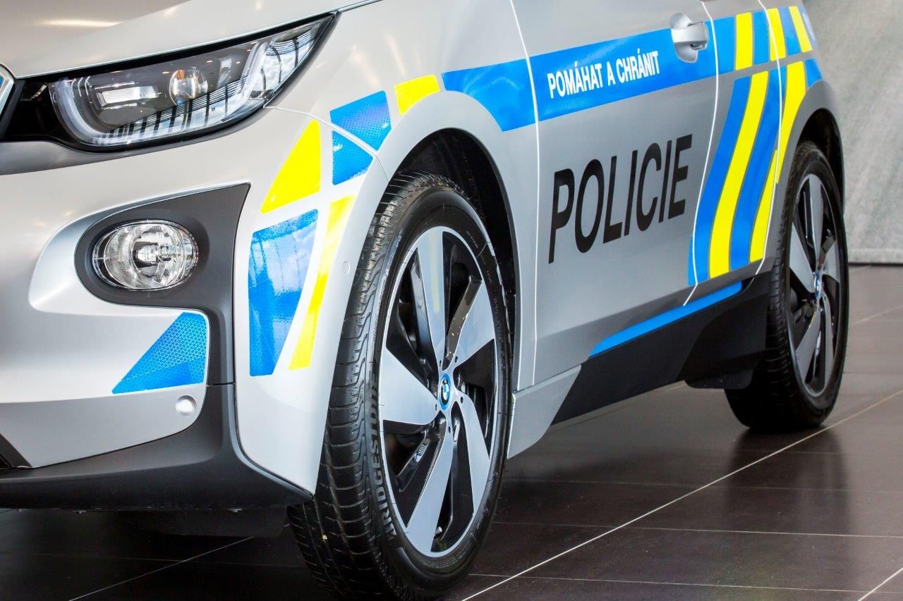 Policista vytáhl z hořícího auta u Brnířova sebevraha