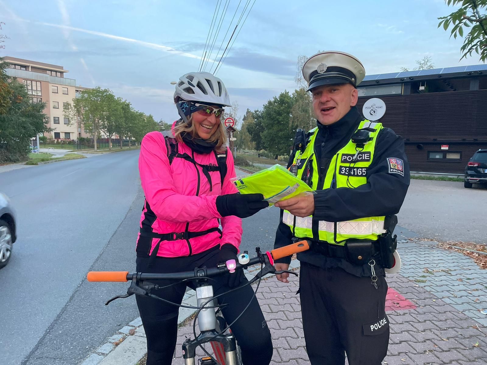 obrázek: Policisté kontrolovali chodce, cyklisty, ale také emise aut