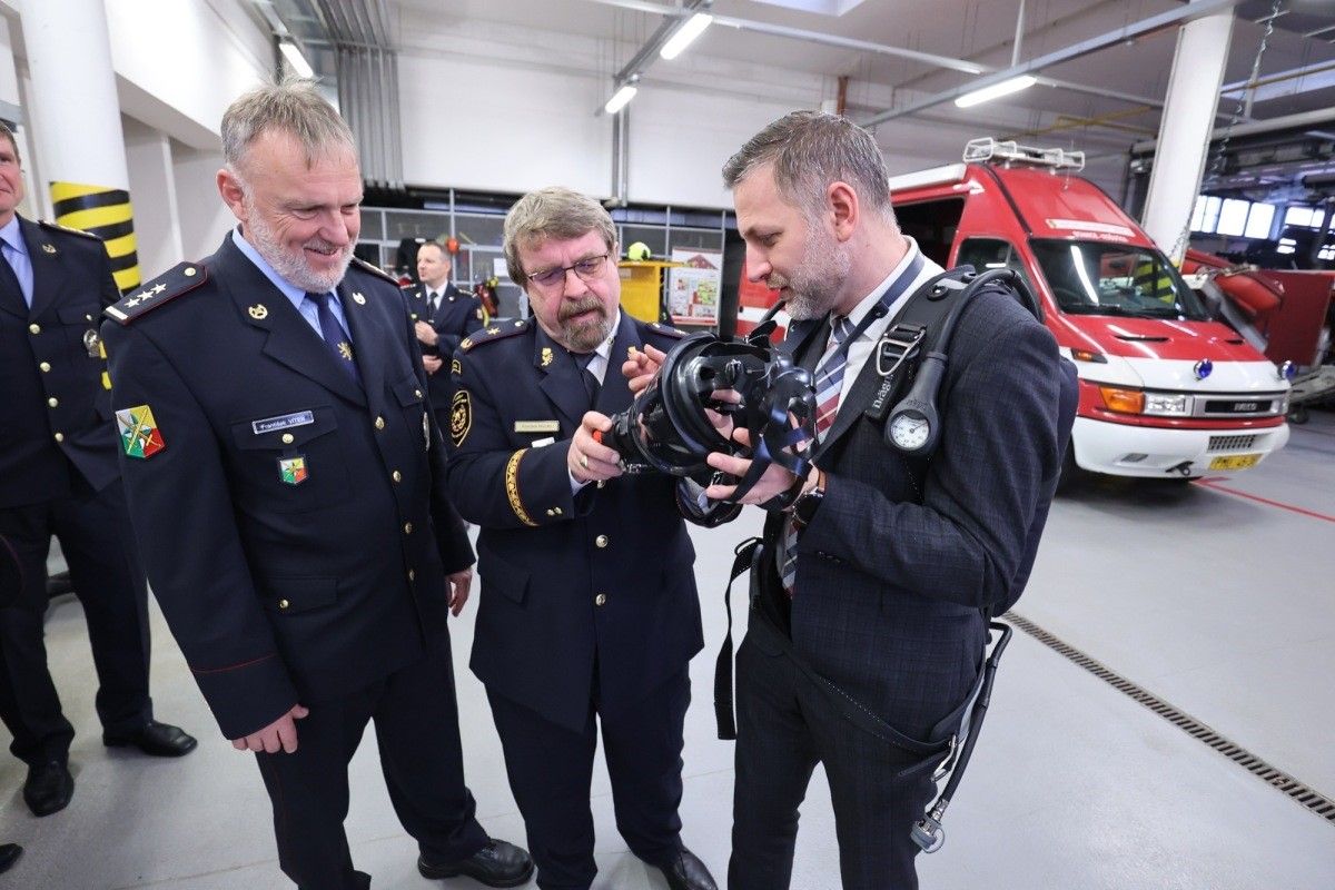 obrázek: Policisté převzali dýchací přístroje na zásahy u požárů
