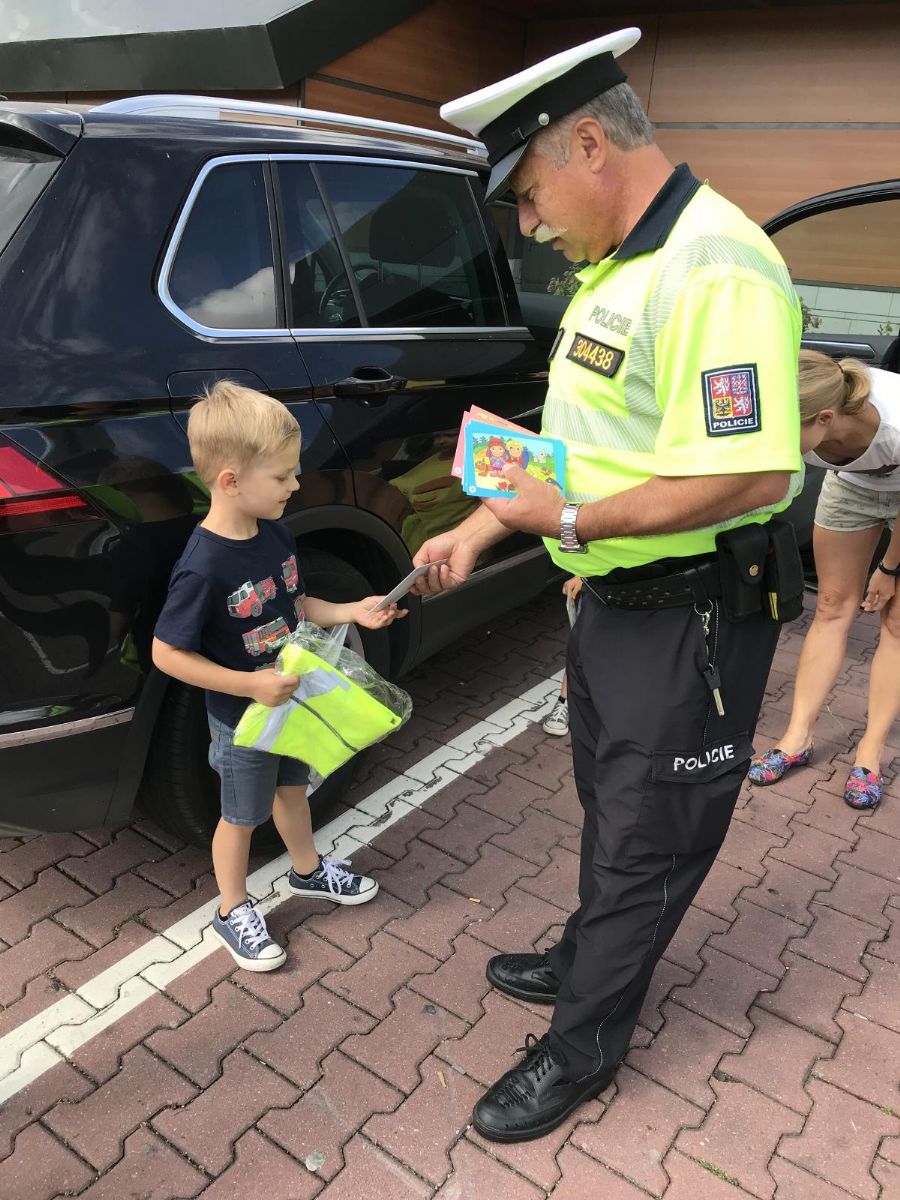 obrázek: Policisté rozdávali reflexní vesty a pohledy