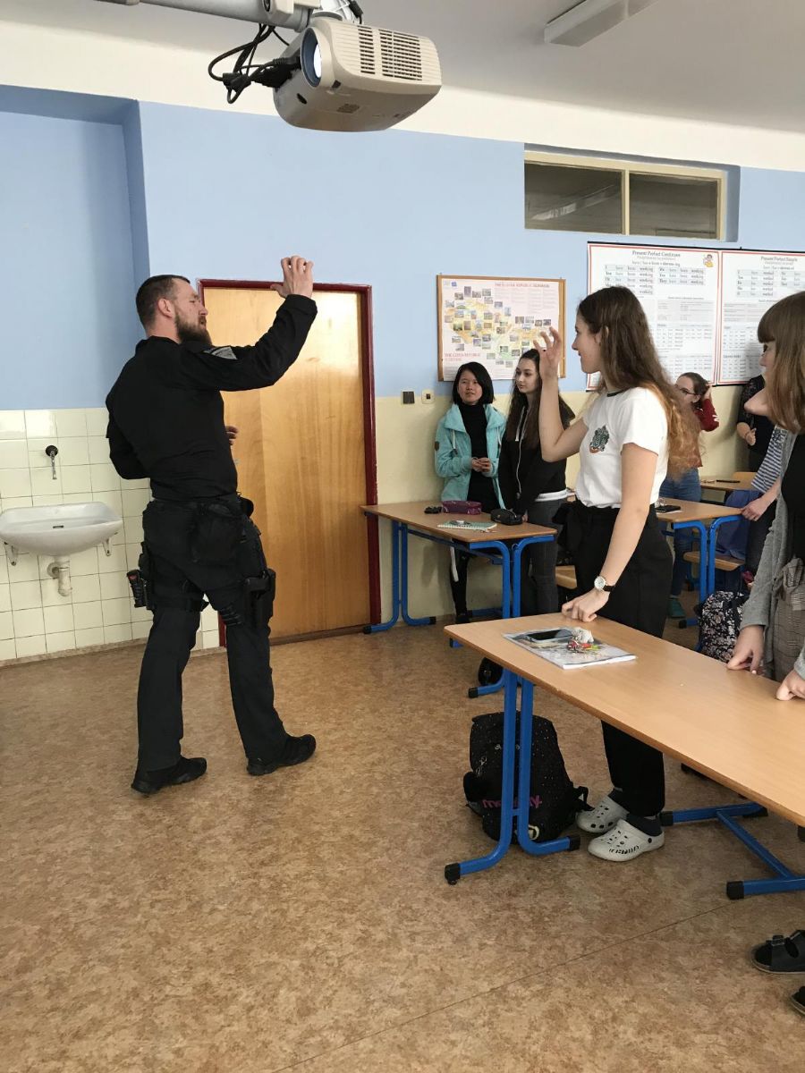 obrázek: Policisté si s dívkami v rámci projektu \
