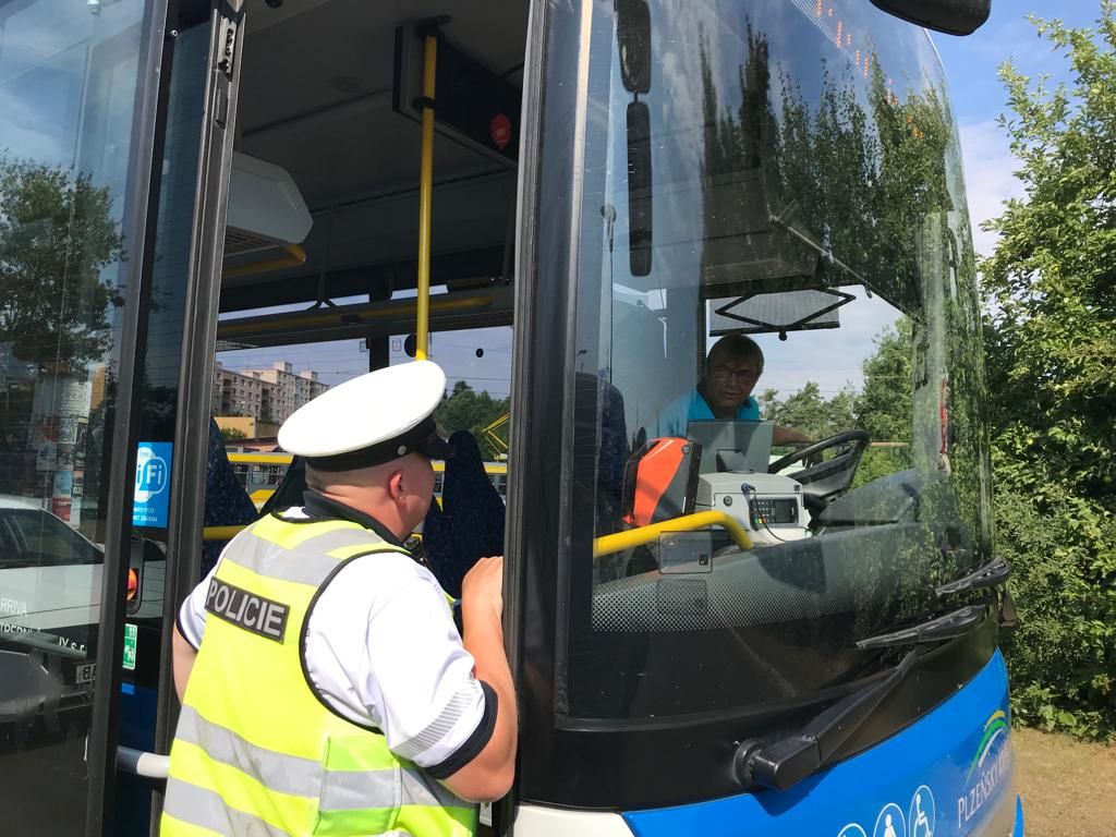 obrázek: Policisté v kraji kontrolovali náklaďáky a autobusy