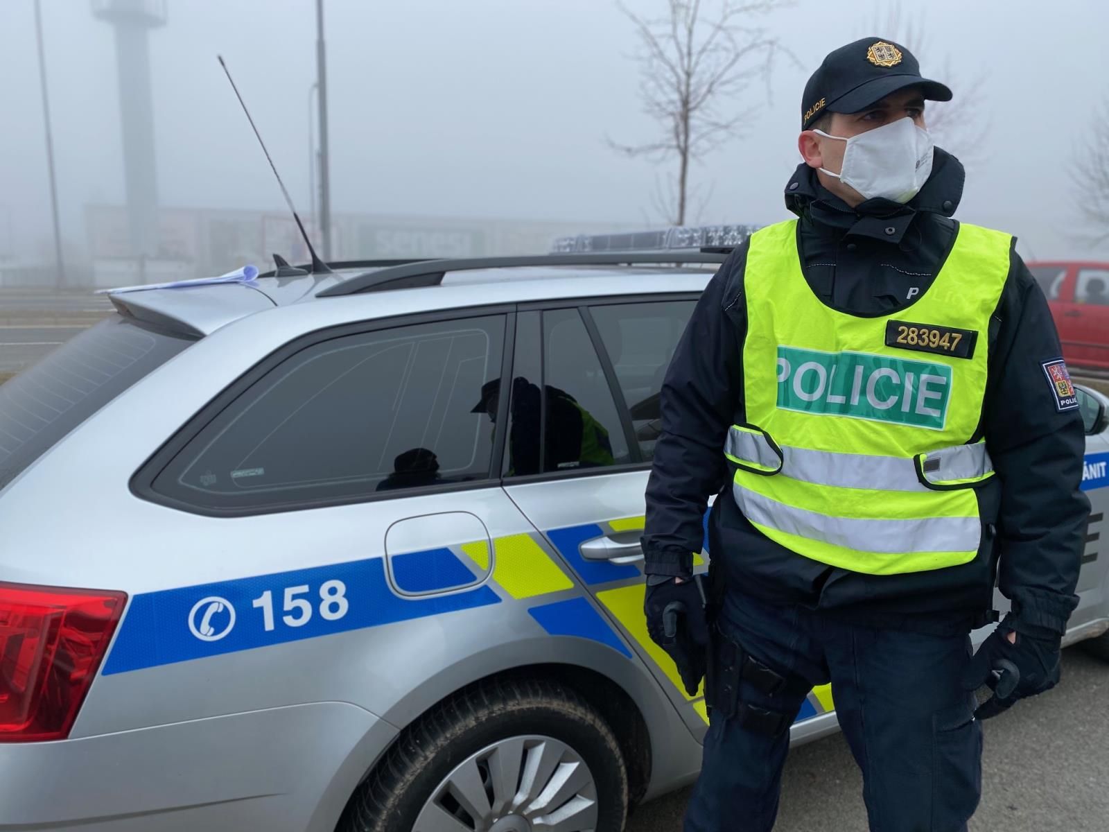 obrázek: Policisté v kraji nepustili přes okresy 1141 lidí