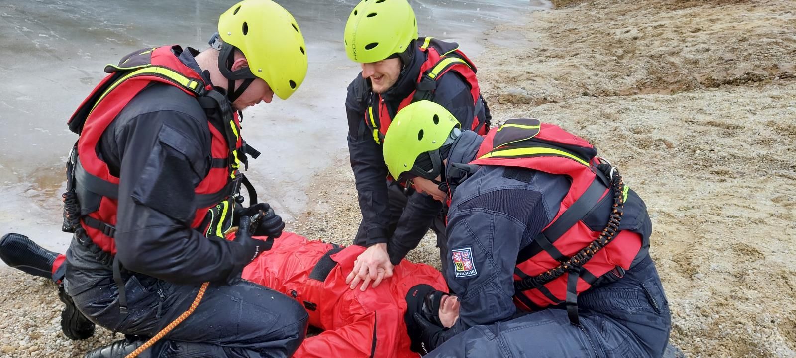 Policisté v únoru na Šumavě nacvičovali záchranu osob ze zamrzlé plochy. Video