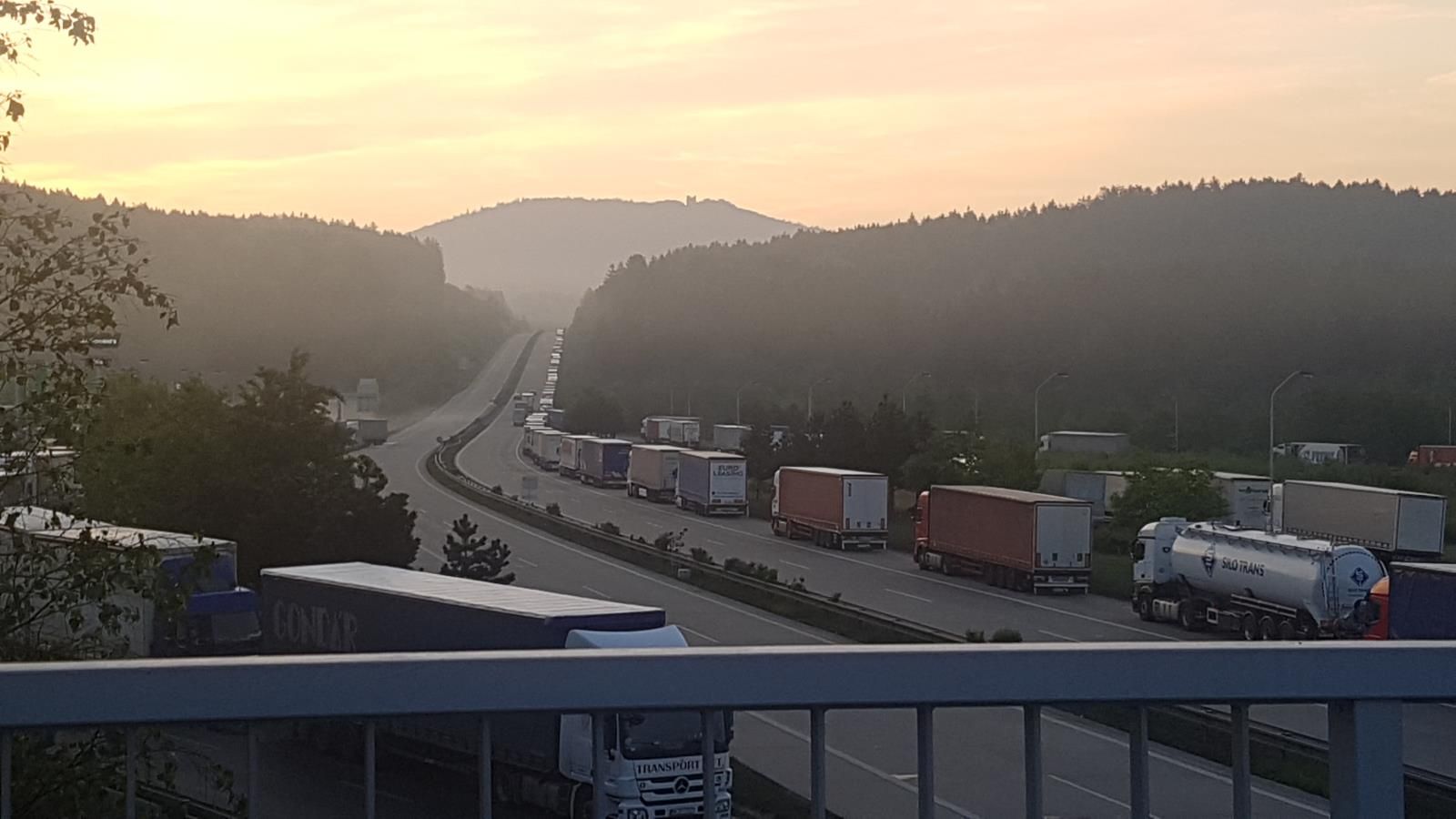 obrázek: Pondělní státní svátek v Německu žene kamiony na odstavné plochy u hranic