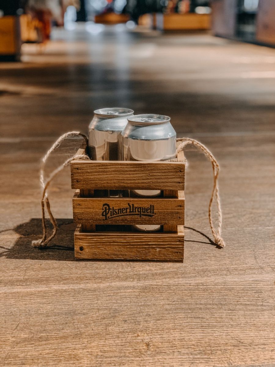 obrázek: Prazdroj v Plzni rozváží plechovky Pilsner Urquell z historických sklepů 
