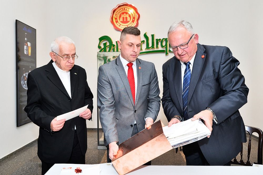 obrázek: Prazdrojští vložili do Jubilejní brány pamětní schránku se vzkazem 