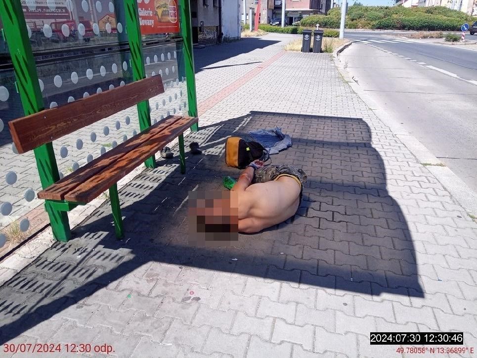 obrázek: Přehnal to s alkoholem a drogami, ležel na zastávce MHD