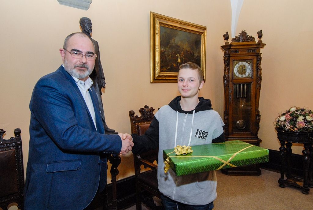 obrázek: Primátor ocenil mladíka, který zachránil život