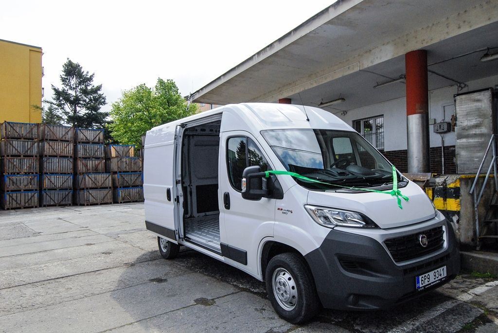 Primátor Plzně předal auto pro potravinovou banku