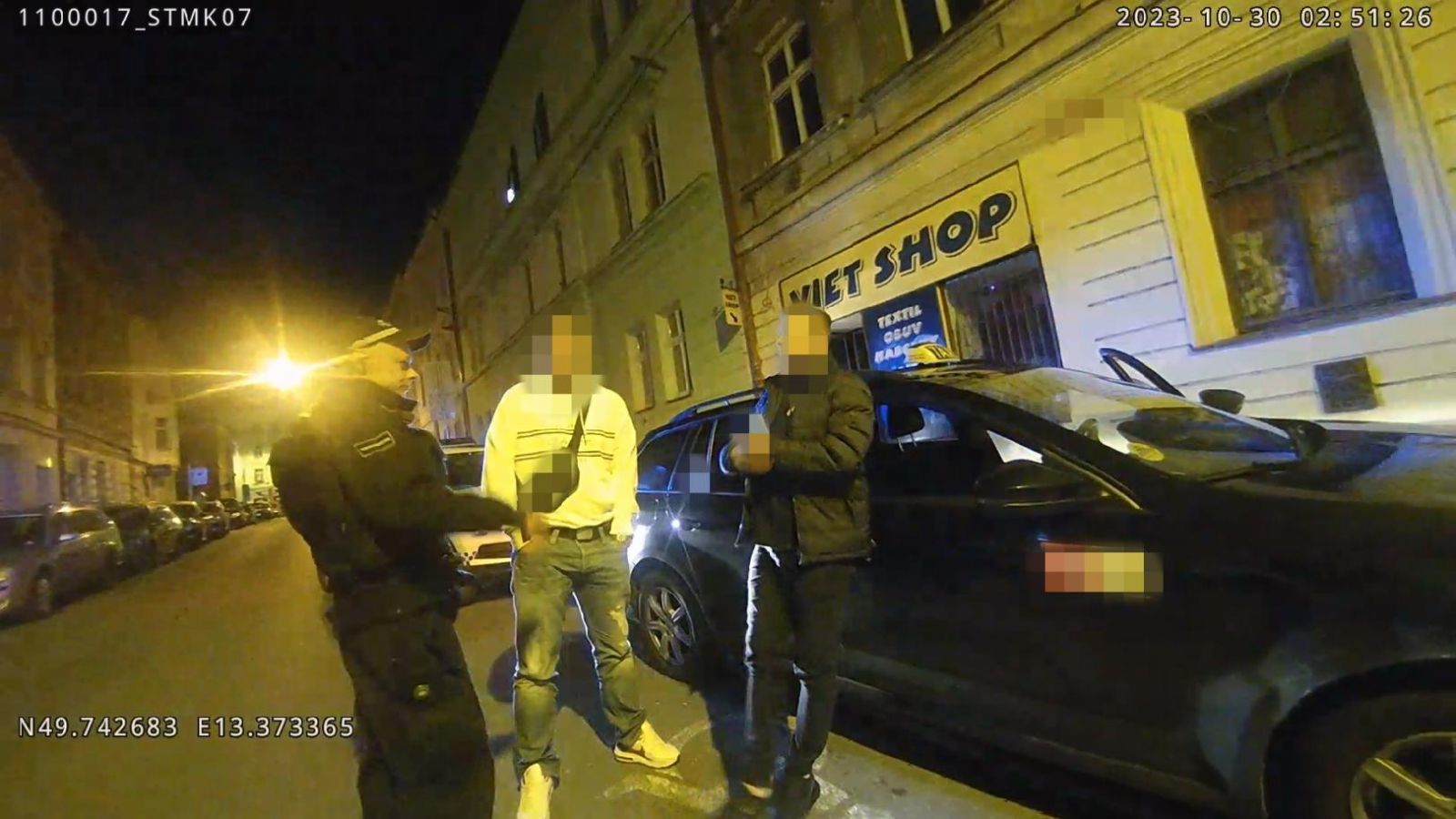 obrázek: Přistižený řidič taxi nanápadně přelézal na zadní sedadlo