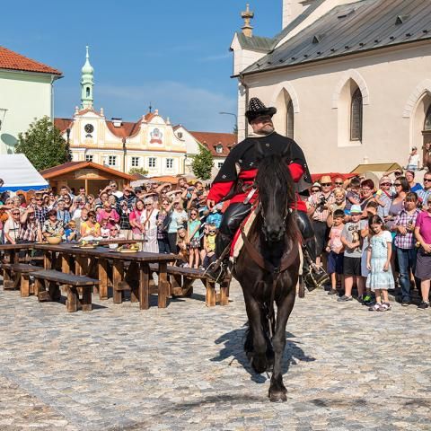 obrázek: Program oslav v Kašperkách narušovala žena pod parou