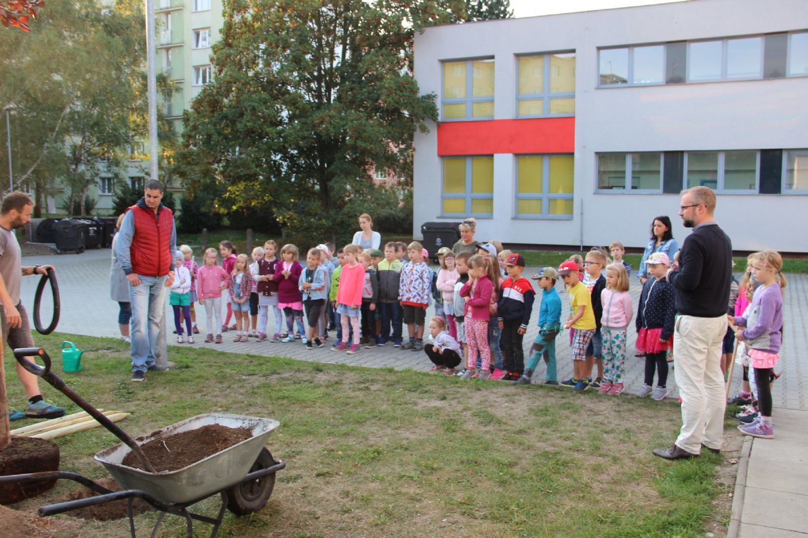 obrázek: Prvňáci ze Šedivky si zasadili své stromy