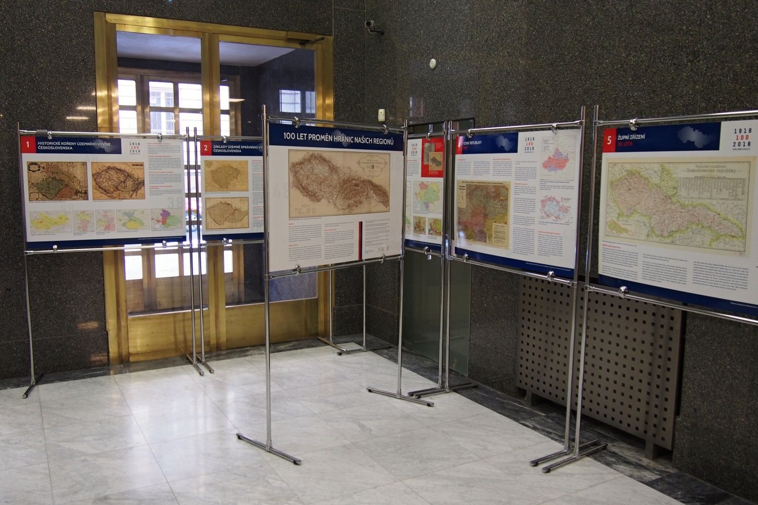 Putovní výstava 100 let proměn hranic našich regionů na krajském úřadě