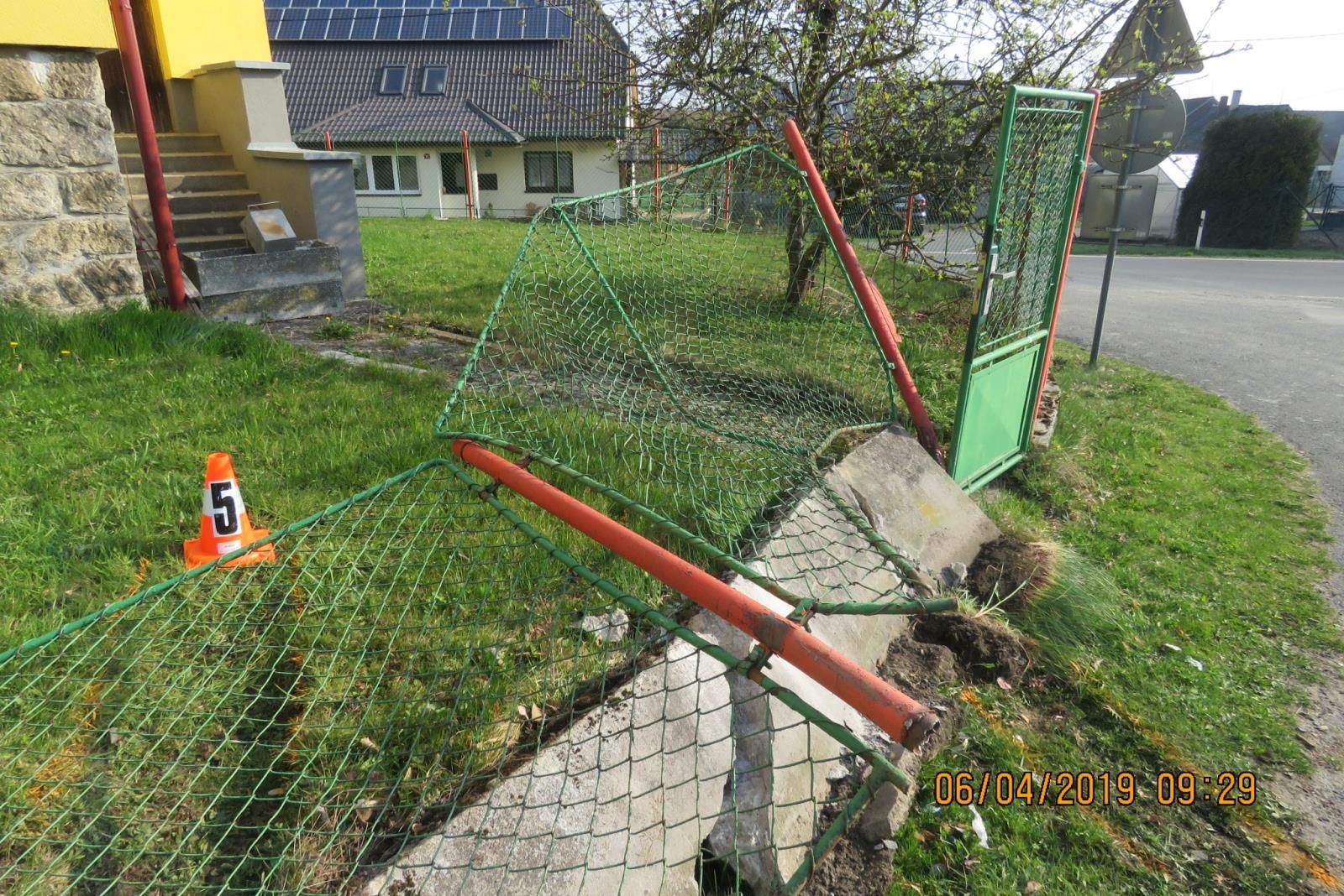 Řidič v Chodově místo rychlosti vzad zapnul vpřed a zbořil plot školy