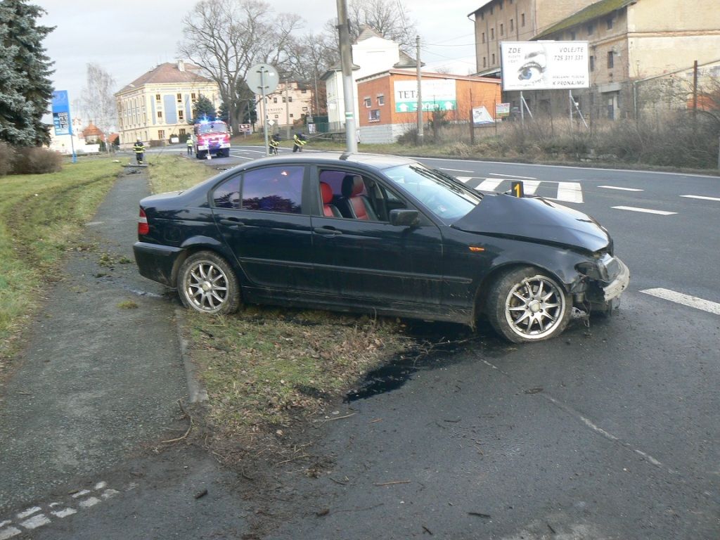 obrázek: Řidič v Horšovském Týně zbořil na Silvestra sloup 