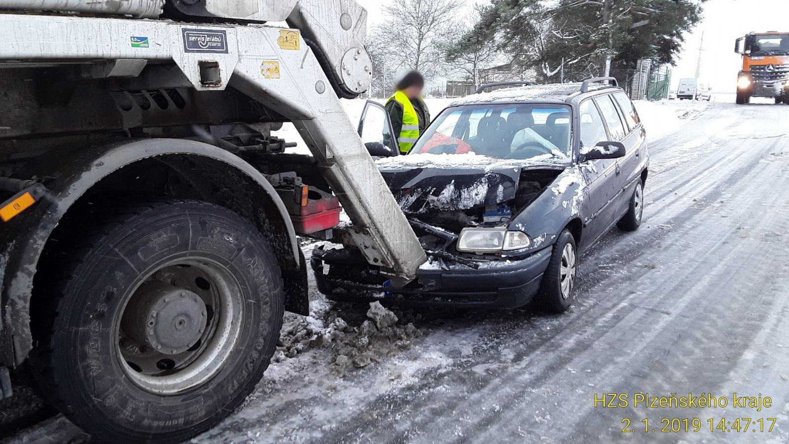 obrázek: Řidička mezi Malesicemi a Chotíkovem nabourala do náklaďáku