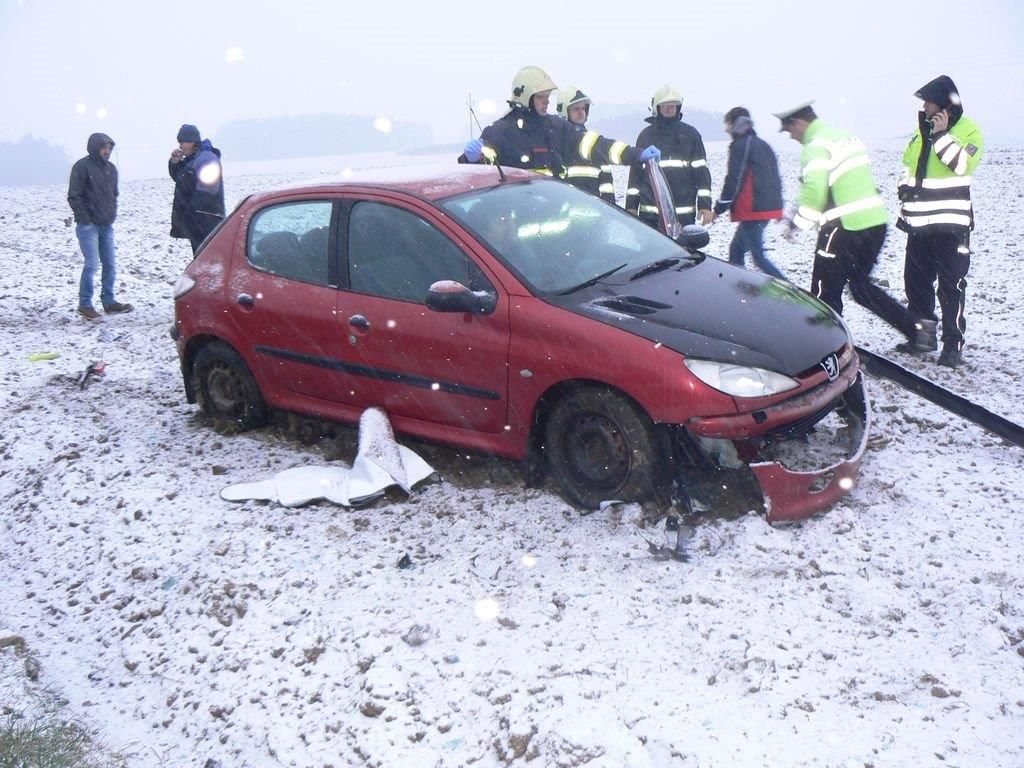 Řidička u Hradešic přetočila auto přes střechu