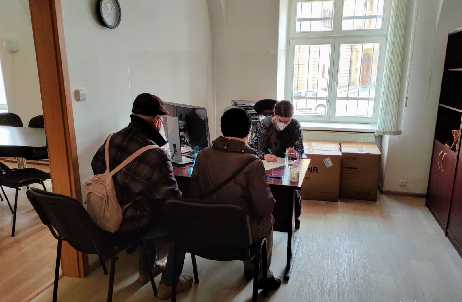 obrázek: Senioři využívají služeb kontaktního místa k vyzvedávání respirátorů