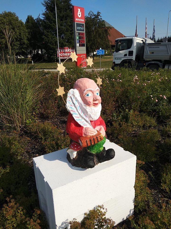 obrázek: Socha trpaslíka se svatozáří rozděluje obyvatele Nepomuku 